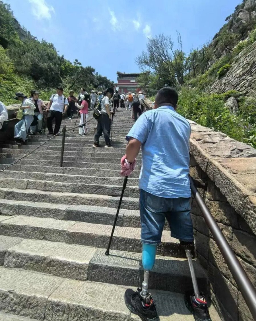 Anh Sheng chinh phục núi Thái Sơn. Ảnh: Sohu