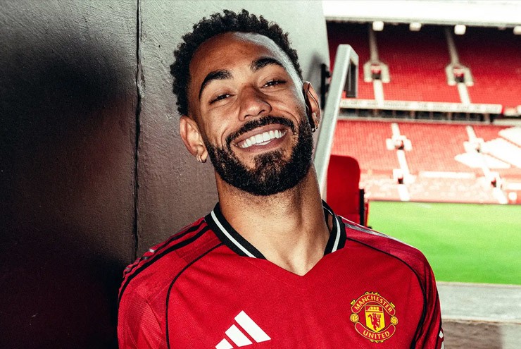 Cunha rạng rỡ trong ngày ra mắt MU