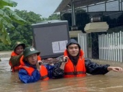 Tin tức trong ngày - "Làm nghề mấy chục năm chưa bao giờ thấy mưa, lũ kỷ lục ở miền Trung giữa tháng 6"