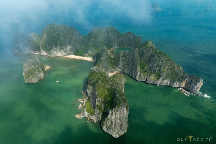 Để di chuyển đến đảo Mắt Rồng, du khách thường xuất phát từ thành phố Hạ Long bằng xe khách, ô tô hoặc tàu hỏa. Từ bến tàu Bãi Cháy hoặc Đoan, du khách sẽ tiếp tục di chuyển bằng tàu cao tốc hoặc cano ra đảo với thời gian khoảng 30-45 phút. Giá vé tàu từ 2.00.000 - 6.000.000 đồng tùy thuộc vào loại phương tiện và số lượng khách. Ảnh Ngô Trần Hải An