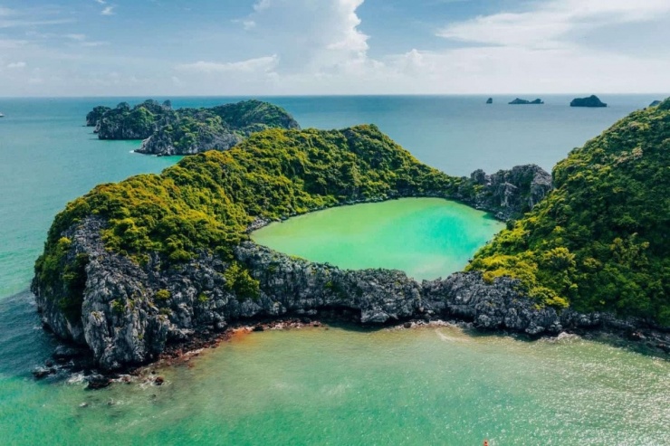Đảo Mắt Rồng là một viên ngọc quý ẩn mình giữa Vịnh Hạ Long, nơi mà mỗi khoảnh khắc đều chứa đựng sự kỳ diệu của thiên nhiên và những trải nghiệm khó quên. Ảnh luhanhcatba