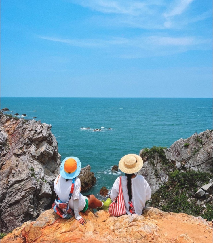 Du khách nên chọn thời điểm từ tháng 5 đến tháng 9 khi thời tiết thuận lợi nhất. Chuẩn bị đầy đủ vật dụng cần thiết và lựa chọn tour du lịch uy tín sẽ giúp hành trình khám phá Eo Gió Quan Lạn an toàn và tiện lợi hơn.Ảnh Đỗ Vân Anh
