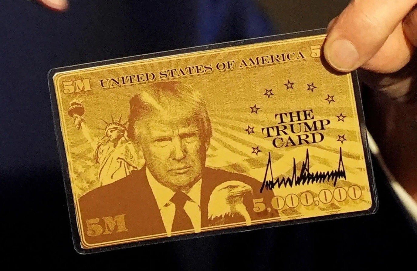 Thẻ vàng Trump Card với chữ ký của Tổng thống Mỹ được công bố hôm 4/4. Ảnh:&nbsp;Reuters