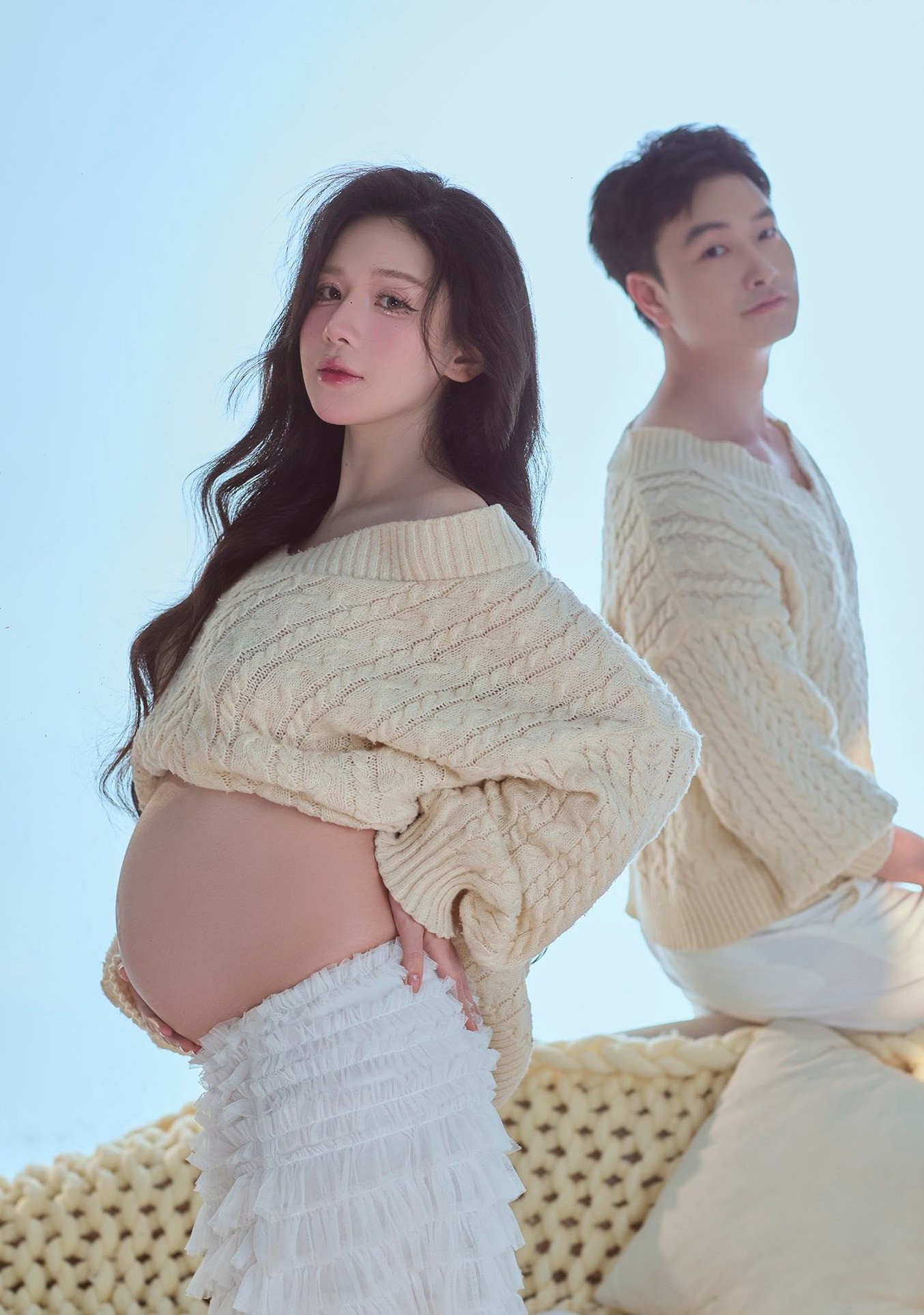 Trong bộ ảnh được thực hiện ở studio, vợ chồng Trọng Lân diện trang phục đồng điệu. Huyền Trang giữ vẻ ngoài rạng rỡ. Ngoài vòng hai lớn, streamer được nhận xét không thay đổi quá nhiều về vóc dáng.
