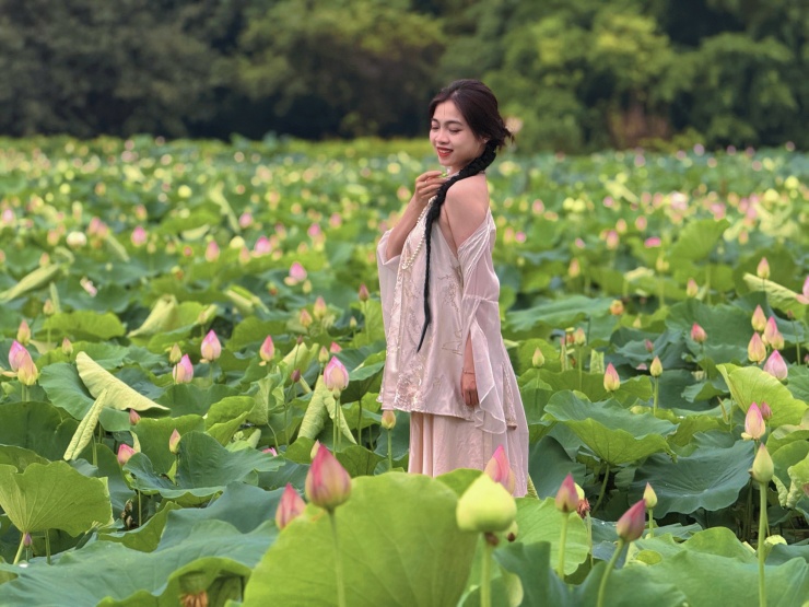 Đầm sen chưa kịp nở, hội mê ảnh đẹp đã ùn ùn đổ về Hang Múa check-in cực &#39;cháy&#39; - 13
