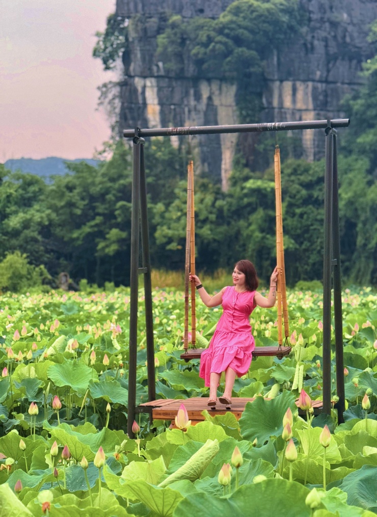 Đầm sen chưa kịp nở, hội mê ảnh đẹp đã ùn ùn đổ về Hang Múa check-in cực &#39;cháy&#39; - 14