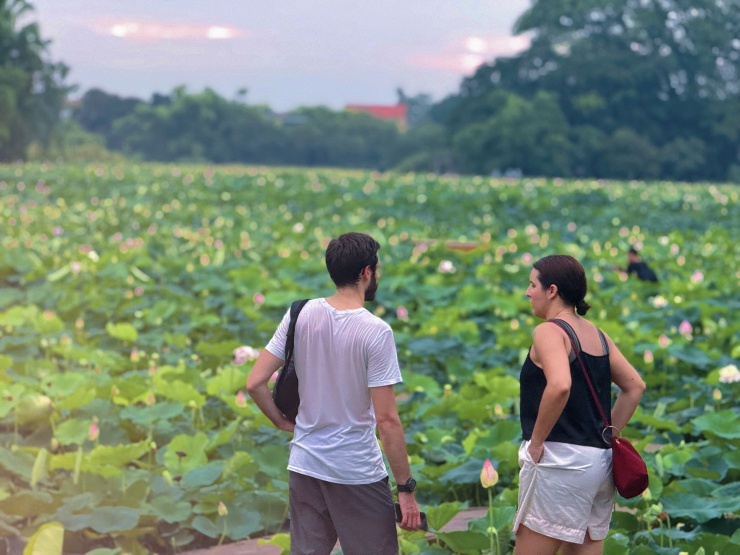 Đầm sen chưa kịp nở, hội mê ảnh đẹp đã ùn ùn đổ về Hang Múa check-in cực &#39;cháy&#39; - 17
