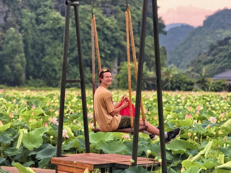 Đầm sen chưa kịp nở, hội mê ảnh đẹp đã ùn ùn đổ về Hang Múa check-in cực &#39;cháy&#39; - 20