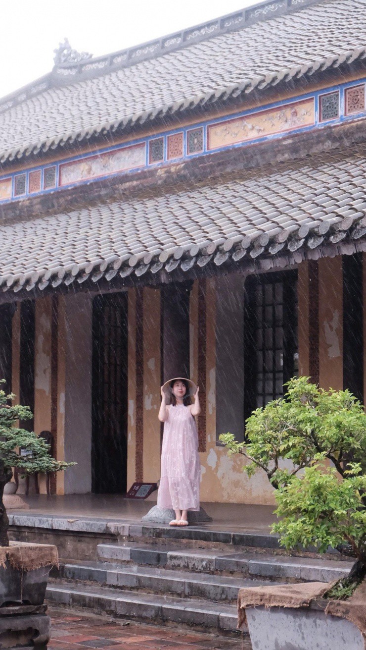 Miền Trung mưa bão, du khách vẫn khám phá theo cách riêng - 3