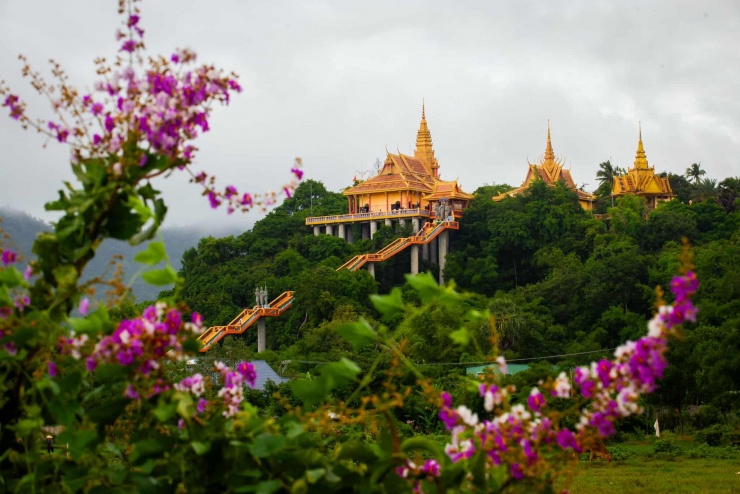 Ngôi chùa ở An Giang như 'lơ lửng trên cao', khách leo 240 bậc đến chiêm bái - 1
