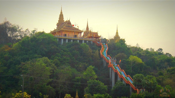 Ngôi chùa ở An Giang như &#39;lơ lửng trên cao&#39;, khách leo 240 bậc đến chiêm bái - 3