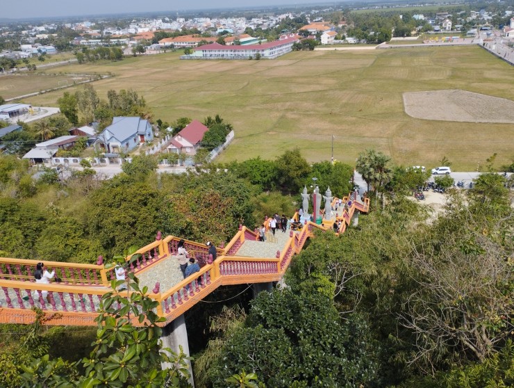 Ngôi chùa ở An Giang như &#39;lơ lửng trên cao&#39;, khách leo 240 bậc đến chiêm bái - 4