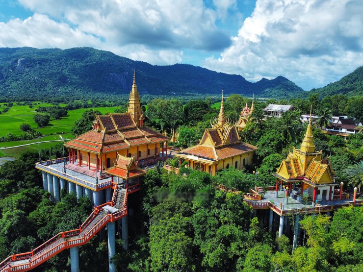 Ngôi chùa ở An Giang như &#39;lơ lửng trên cao&#39;, khách leo 240 bậc đến chiêm bái - 5