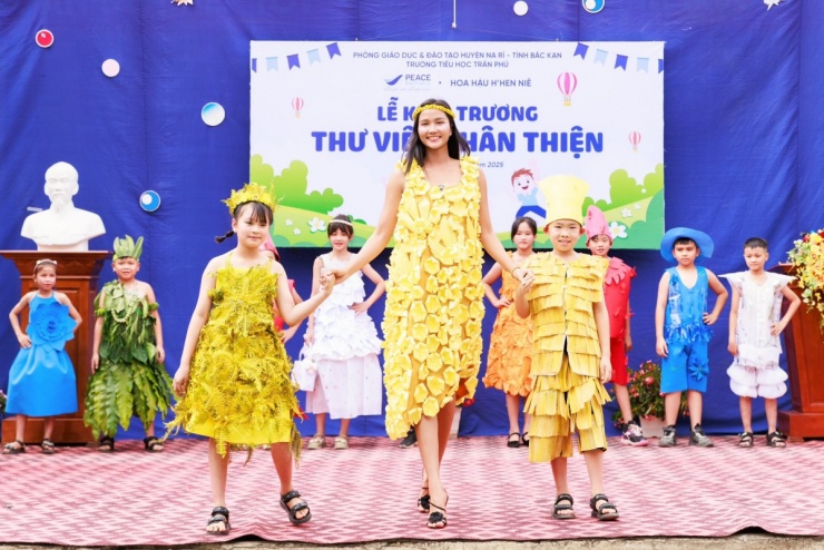 Mỹ nhân mặc váy đính kết hoa, vui đùa cùng các em nhỏ tại hoạt động trao tặng thư viện - dự án do cô phát động - ở Bắc Kạn hồi cuối tháng 5.
