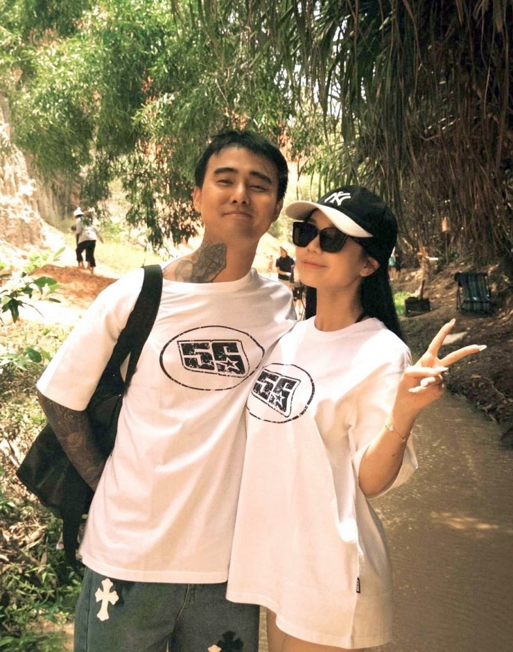 Tháng 5, cả hai rủ nhau đi dã ngoại. Họ cùng chọn áo phông trắng và quần shorts để thoải mái di chuyển.