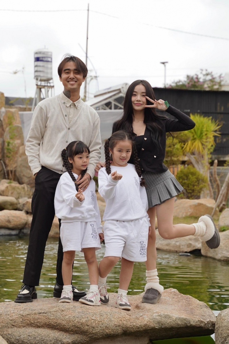 Đạt G và Cindy Lư thường xuyên mặc đồ đồng điệu về màu sắc, phong cách để thể hiện tình cảm khăng khít. Cả hai ưu tiên những thiết kế năng động, đơn giản, có thể mặc trong nhiều hoàn cảnh với tông màu trung tính chủ đạo.
