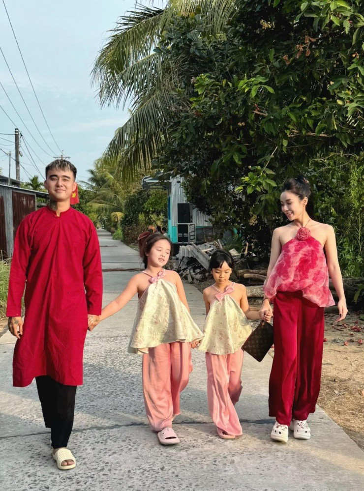 Anh chiều theo ý Cindy Lư, mặc phong cách truyền thống đi chơi cùng hai con riêng của cô đầu năm mới.