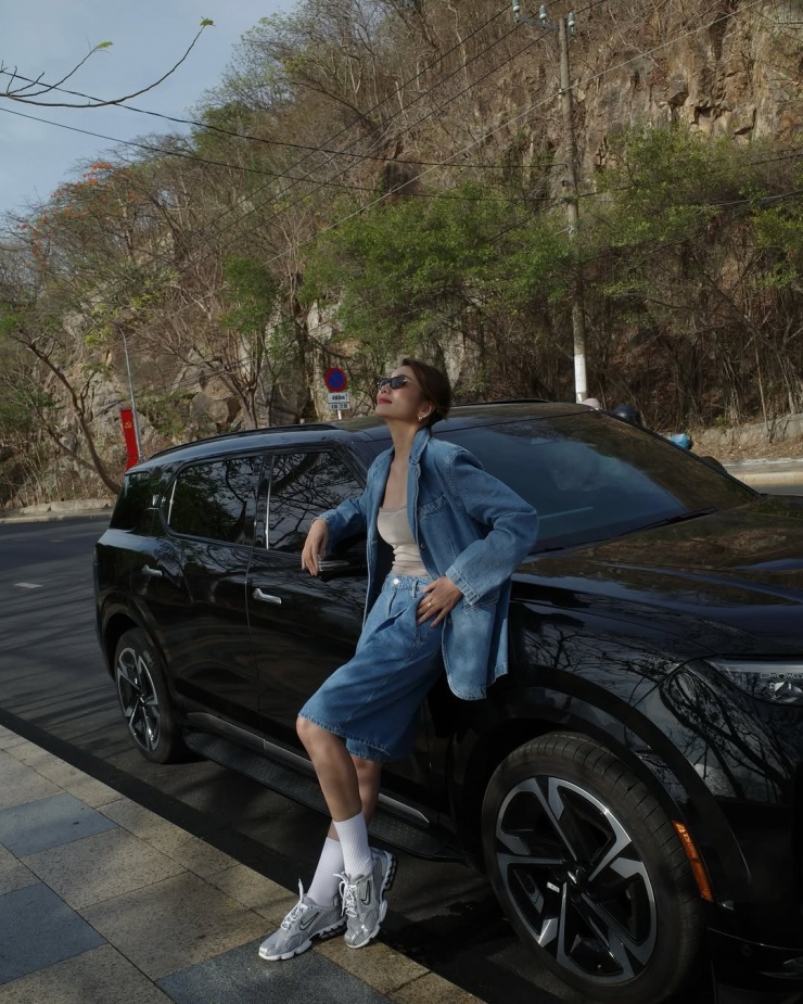 Ngoài những bộ cánh nữ tính, thỉnh thoảng cô chọn đồ hơi hướng unisex, như cả "cây" denim và giày thể thao.