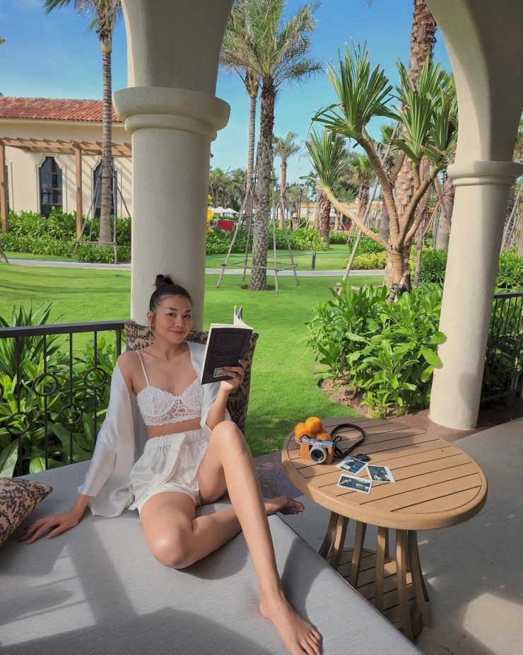 Những bộ đồ ngủ bằng ren và satin cao cấp cũng được người đẹp áp dụng để tạo sự thư giãn khi đi nghỉ.