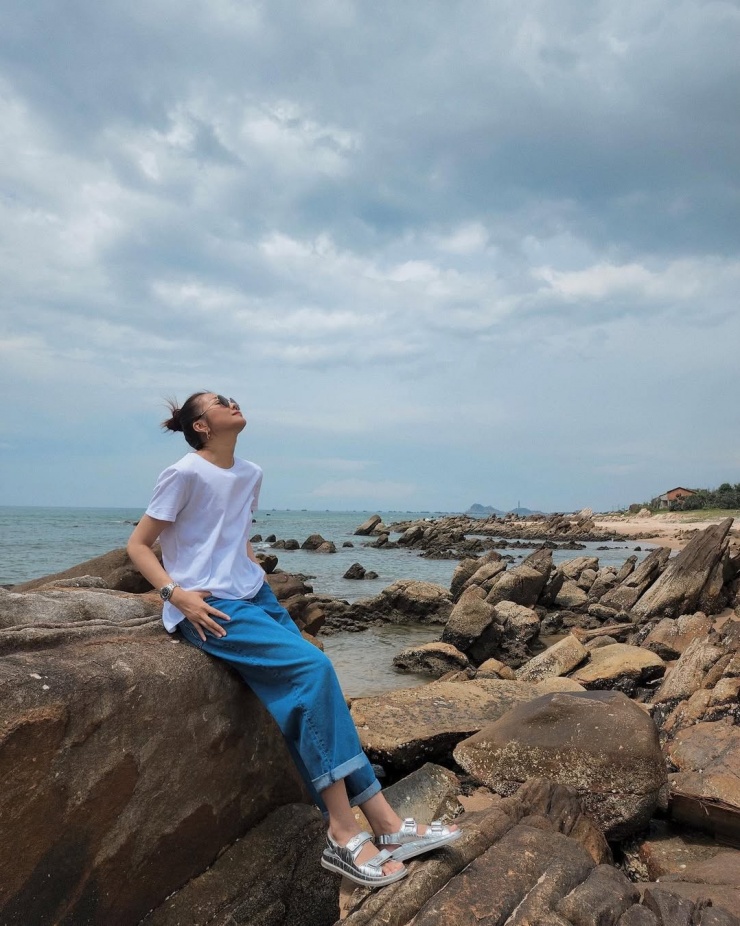 Thanh Hằng cho biết dù có nhiều lựa chọn trong tủ đồ, cô vẫn thích áo phông, quần jeans vì thoải mái, phù hợp với tính cách phóng khoáng của cô.