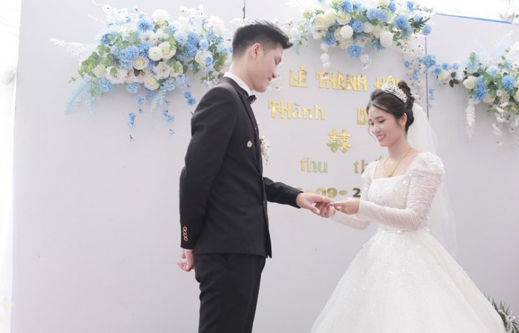 Cặp đôi chính thức hẹn hò khi học năm cuối đại học 