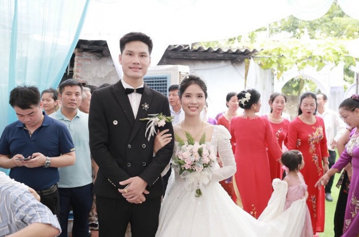 Màn đón dâu nhanh thần tốc do hai nhà ở cạnh nhau 