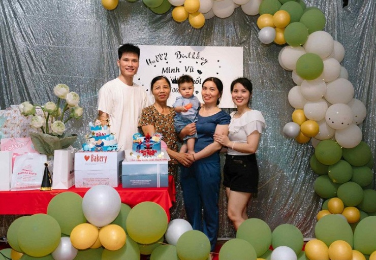 Hai bên gia đình cùng tổ chức sinh nhật cho cháu 