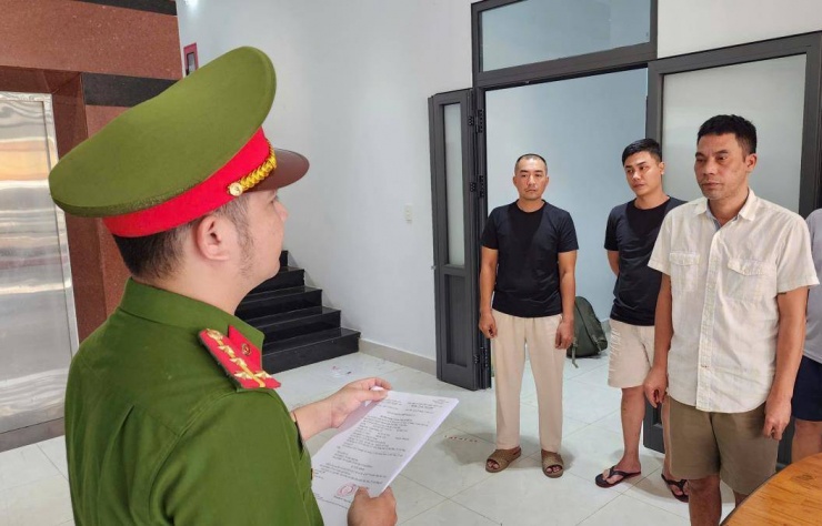 Nguyễn Duy Khanh (áo trắng) – chân rết cầm đầu tại Đà Nẵng.