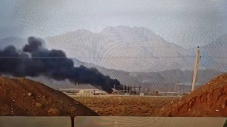 Khói đen bốc lên từ khu vực cơ sở hạt nhân Natanz. Ảnh: IRNA