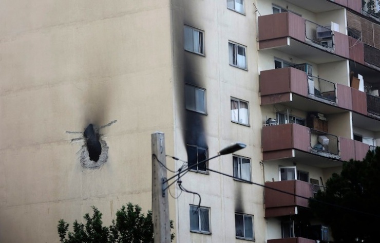 Tòa nhà ở Iran bị hư hại do đòn tấn công của Israel. Ảnh: Reuters