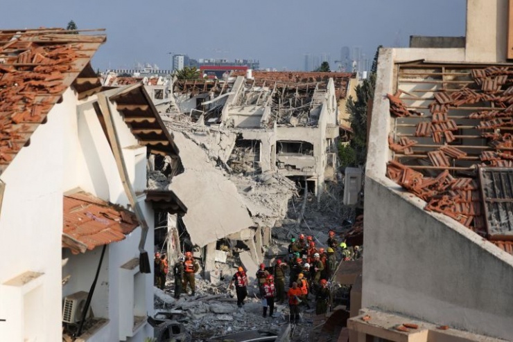 Các tòa nhà ở Israel bị hư hại do đòn tấn công của Iran. Ảnh: Reuters