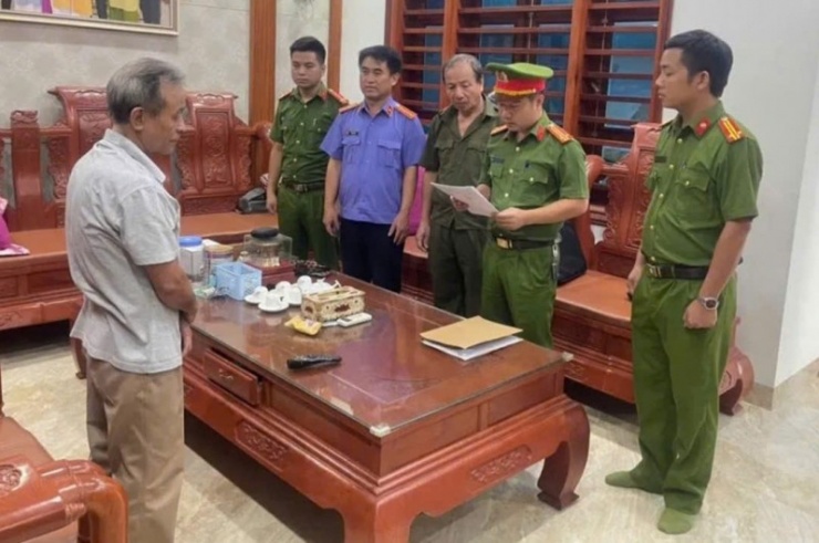 Cơ quan CSĐT Công an tỉnh Thanh Hóa thi hành Lệnh khám xét nơi ở đối với Trịnh Xuân Ba nguyên Trưởng phòng Quản lý đất đai Sở Tài Nguyên và&nbsp;Môi trường&nbsp;tỉnh Thanh Hóa.