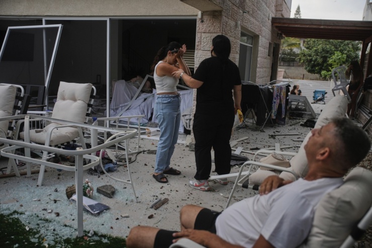 Người phụ nữ ở thành phố Rishon Lezion, phía nam Tel Aviv, bật khóc khi chứng kiến ngôi nhà của mình trở thành đống đổ nát.