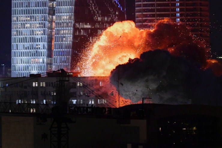 Quả cầu lửa khổng lồ ở một khu vực thuộc Tel Aviv sau khi trúng tên lửa Iran.