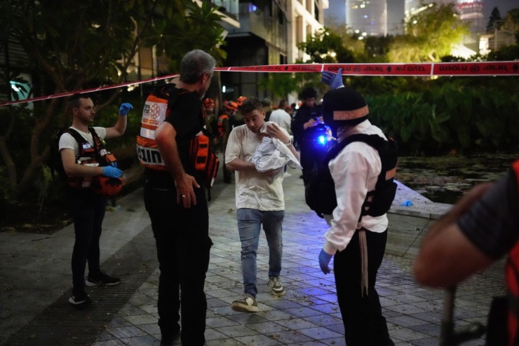 Người dân sơ tán khỏi tòa nhà ở Tel Aviv.