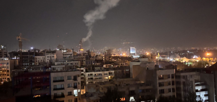 Khói bốc lên từ một địa điểm được cho là mục tiêu trong đợt không kích của Israel vào ngày 13/6/2025, tại Tehran, Iran. Ảnh: Getty Images