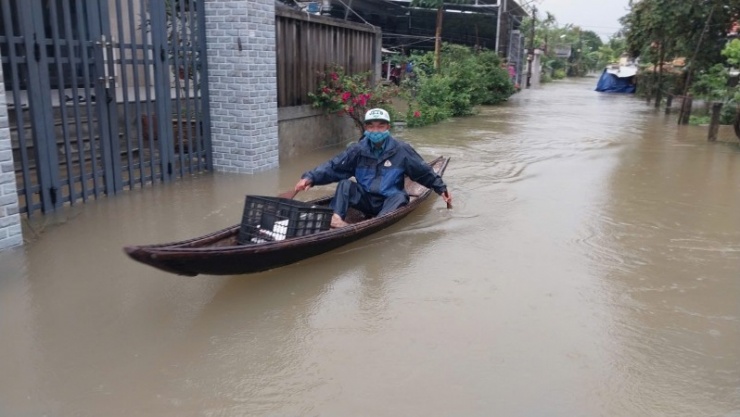 Mưa lũ bất thường trong những ngày qua khiến nhiều vùng thấp trũng ở TP Huế ngập lụt nặng.&nbsp;
