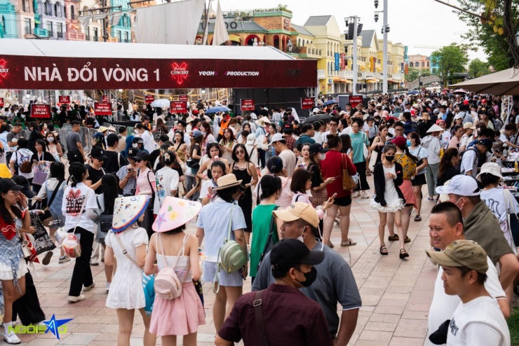 Concert 5 của Anh trai vượt ngàn chông gai diễn ra vào tối 14/6 tại Vinhomes Ocean Park 3 (Hưng Yên). Từ đầu giờ chiều, hàng nghìn khán giả đã đổ về địa điểm tổ chức để tham gia loạt hoạt động bên lề trước khi hòa mình vào đêm nhạc sôi động cùng 33 anh tài. Lưu lượng người quá lớn khiến giao thông quanh khu vực diễn ra concert liên tục ùn tắc kéo dài.