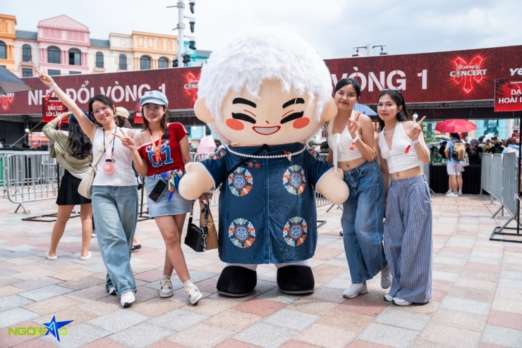 Dù đã trải qua 4 đêm diễn, sức nóng của concert 5 và 6 vẫn không hạ nhiệt. Chỉ 80 phút sau khi mở bán vào trưa 22/4, toàn bộ vé concert 5 đã được bán sạch.