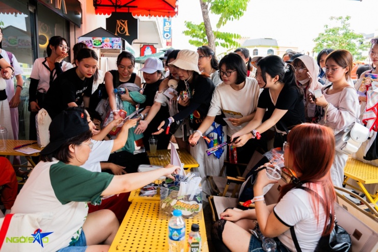 Khu vực các FC tặng hashtag cầm tay, ảnh in hình nghệ sĩ và lightstick thu hút đông đảo bạn trẻ xếp hàng chờ nhận.