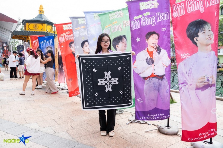 Các FC đầu tư kỹ lưỡng cho các anh tài: từ khu chụp ảnh với mascot, cờ phướn, standee cho đến quà tặng như bánh kẹo, thiệp in hình, băng đô, vòng tay. Một số gian hàng tổ chức trò chơi để khuấy động bầu không khí trước show diễn.