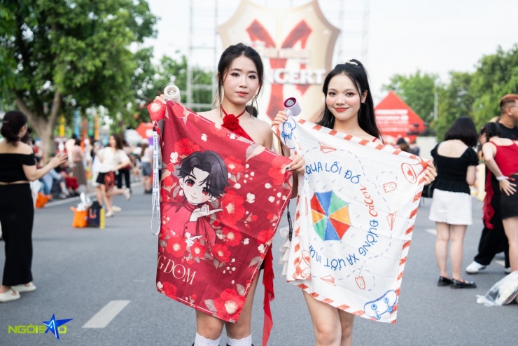 Phạm Thị Như Quỳnh (20 tuổi) mua vé hạng Mưa trên phố Huế với giá 1,8 triệu đồng. Đây là lần thứ hai cô tham dự concert, sau lần đầu vào tháng 12 năm ngoái. Quỳnh cho biết đến để cổ vũ Soobin và rất háo hức hòa chung không khí cùng các Gai Con.