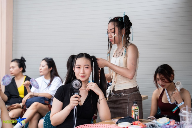Nhiều bạn trẻ tranh thủ make-up, làm tóc để có diện mạo chỉn chu nhất trước khi gặp các anh tài ngoài đời thực.