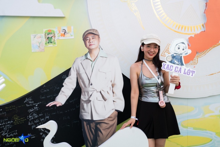 Các booth chụp ảnh được dựng từ 3-4 ngày trước khi concert diễn ra. Không chỉ đa dạng về màu sắc và thiết kế, mỗi booth còn mang đậm dấu ấn của từng nghệ sĩ hoặc nhóm thần tượng.