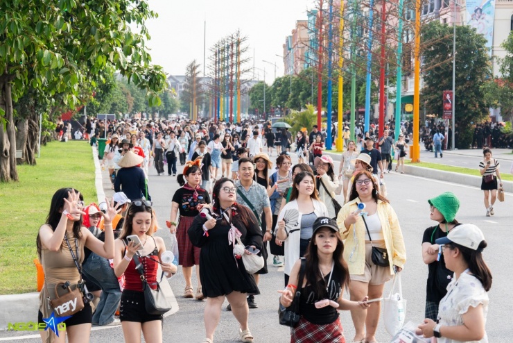 16h30, dòng người đổ về khu vực check-in mỗi lúc một đông. Không ít bạn trẻ mang theo phụ kiện và quà tặng dành cho thần tượng.
