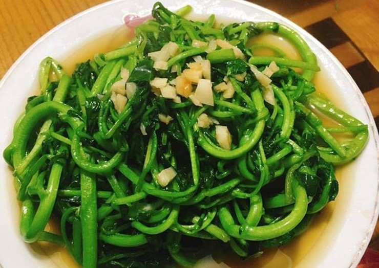 Tại các chợ hay siêu thị, thứ rau dân dã này được bán theo bó hoặc theo kg, mỗi kg có giá khoảng 25.000 đồng.&nbsp;
