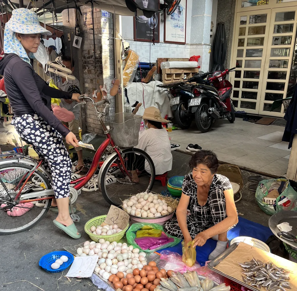 Những người buôn bán nhỏ tham gia hoạt động mua bán tại chợ. Ảnh: TÚ UYÊN