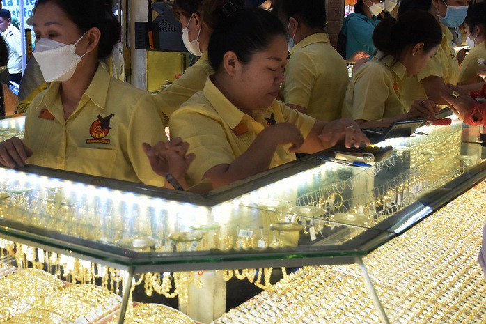 Giá vàng hôm nay nóng lên các cuộc không kích của Israel vào Iran