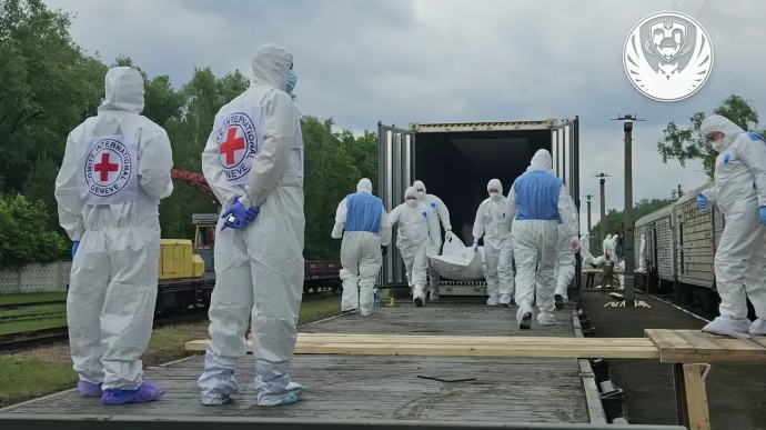 Phía Ukraine tiếp nhận thi thể binh sĩ thiệt mạng do Nga bàn giao. Ảnh: PravdaUkraine