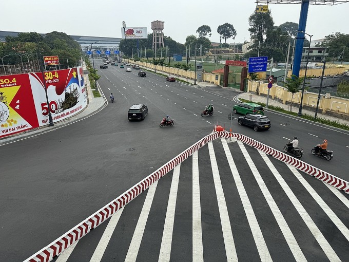 Nhiều xe máy chạy ngược chiều hoặc bỏ qua biển cấm để rẽ trái ở phần đường dưới cầu cạn trước ga T3, xung đột với ôtô vào nhà ga, tháng 5/2025. Ảnh: Giang Anh